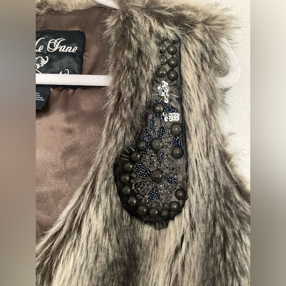 Me Jane Faux Fur Embellished Beaded Vest Size XL - Picture 4 of 10